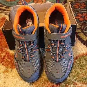 Boys Merrell Trail Chasers, new in box sz 4